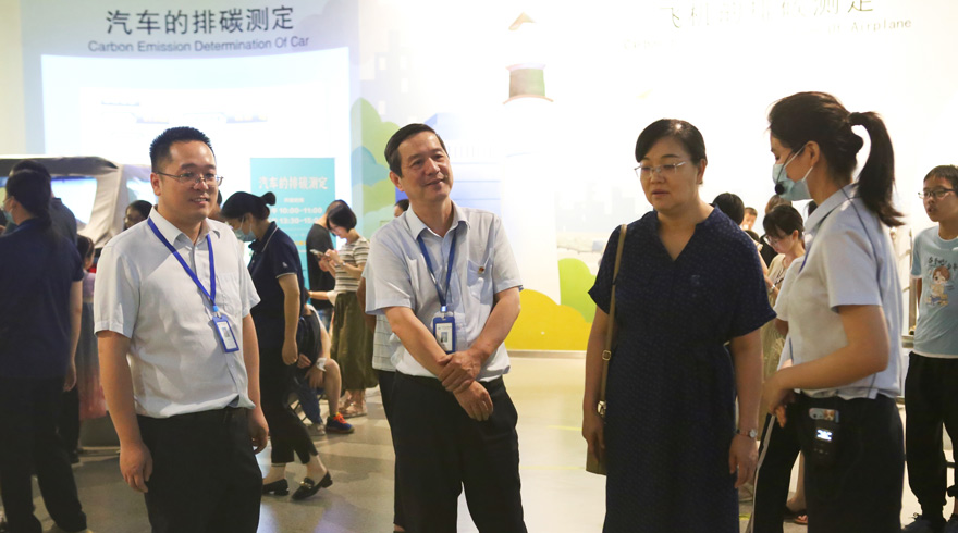 克拉玛依市科协一行 来低碳科技馆参观考察