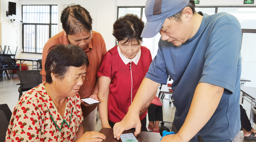 西湖区：智慧助老，乐享生活