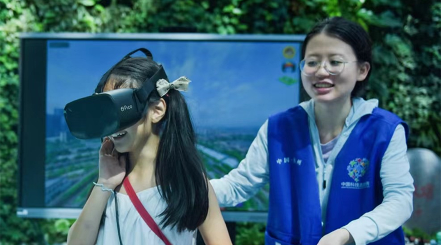 主题展尽显科技“范儿” 戴上VR眼镜“逛”亚运场馆