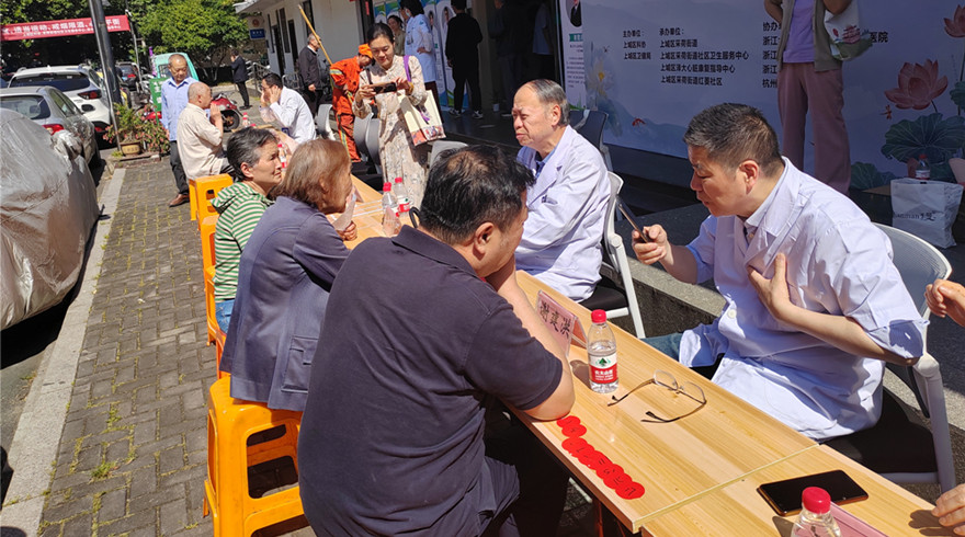 上城区庆祝第八个“全国科技工作者日”暨世界高血压日科普宣传义诊活动顺利举行