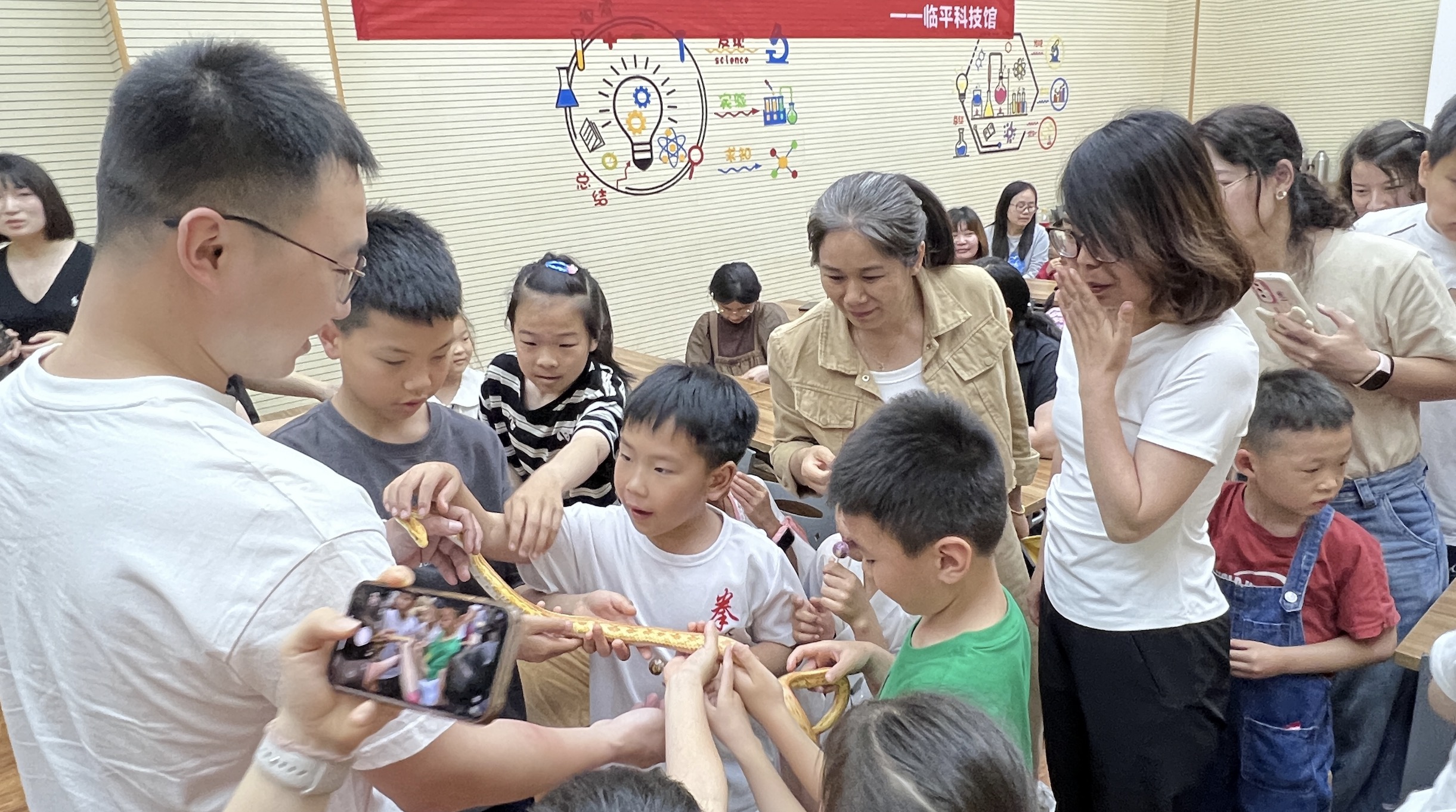 “温暖科技人·共筑未来梦”——临平区科协开展科技工作者亲子科普游活动