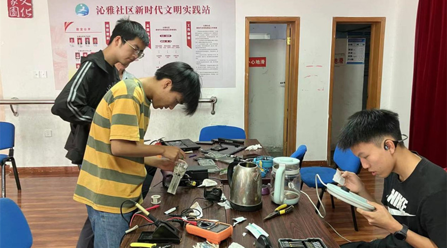 西湖区举办“心联浙大 情系电缘”科技志愿服务进村社活动