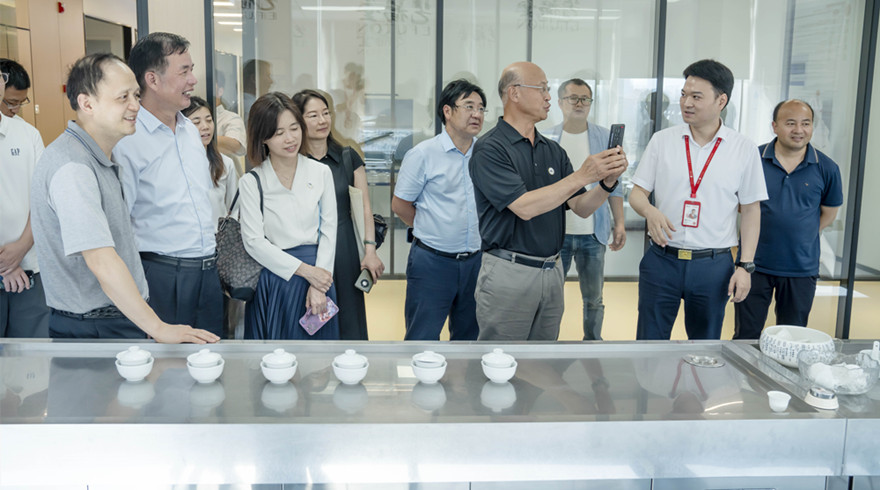 中国农技协副理事长张建华一行调研指导滨江区艺福堂茶产业科技小院建设