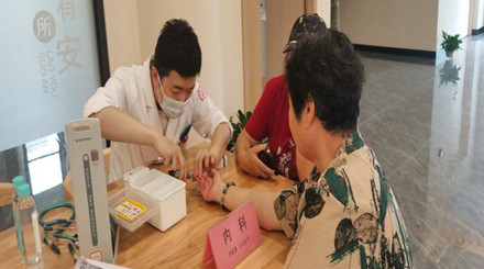 炎炎夏日送清凉，关爱老年人健康义诊活动进社区