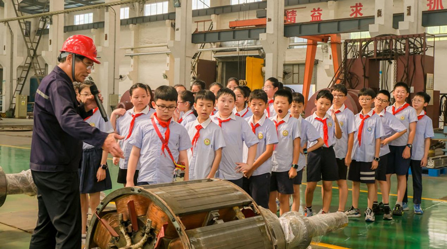 高擎火炬照后人——记“大国工匠”吴玉泉与少儿科普