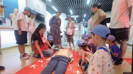 探索科学奥秘，共庆中国医师节