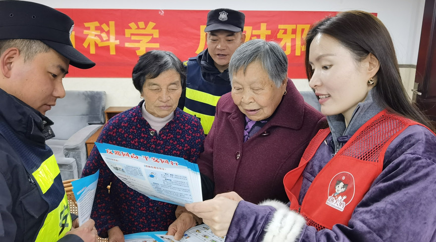 学雷锋精神  筑反邪防线